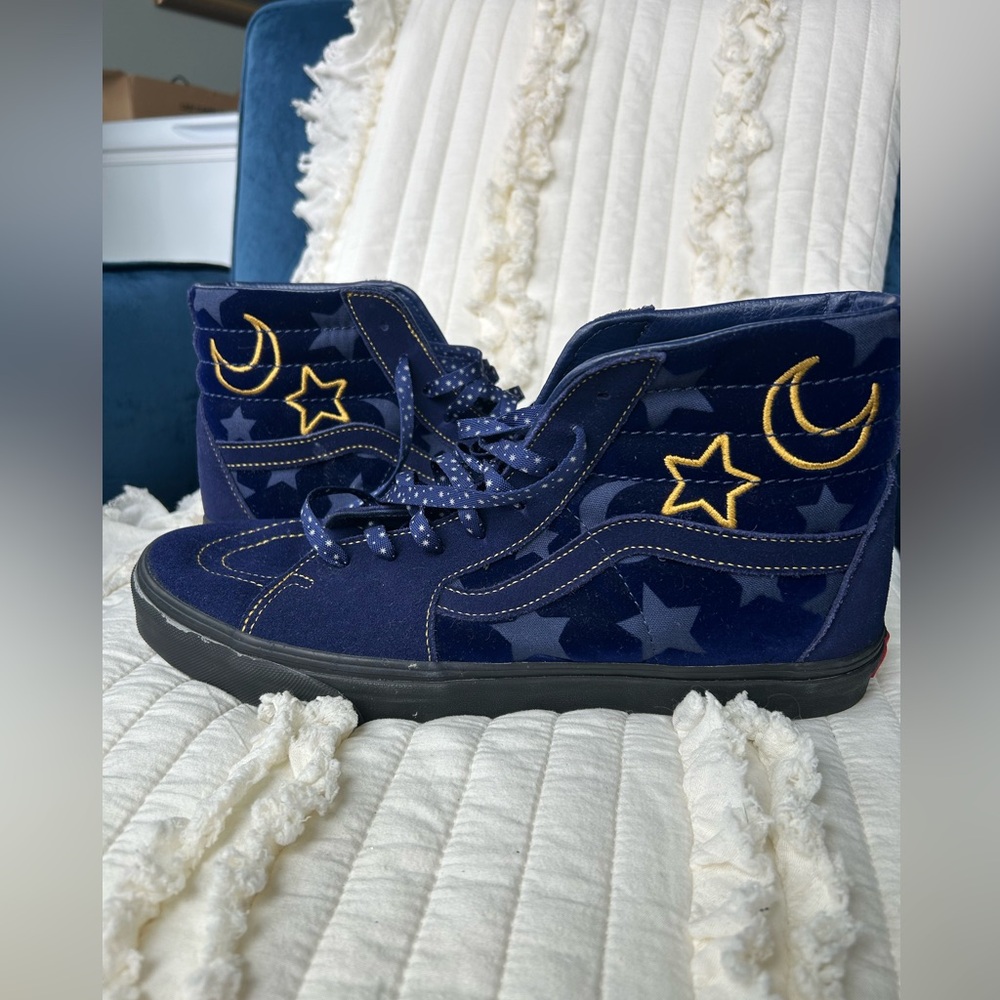 Vans Disney Mickey Mouse Fantasia Sneaker. Men’s size 13 Worn Once